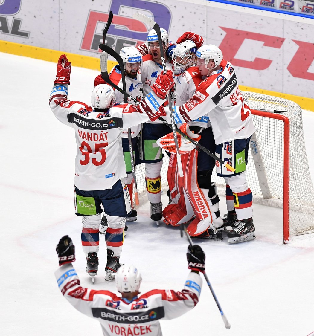 Hokejisté Pardubic oslavují veledůležité vítězství nad Plzní