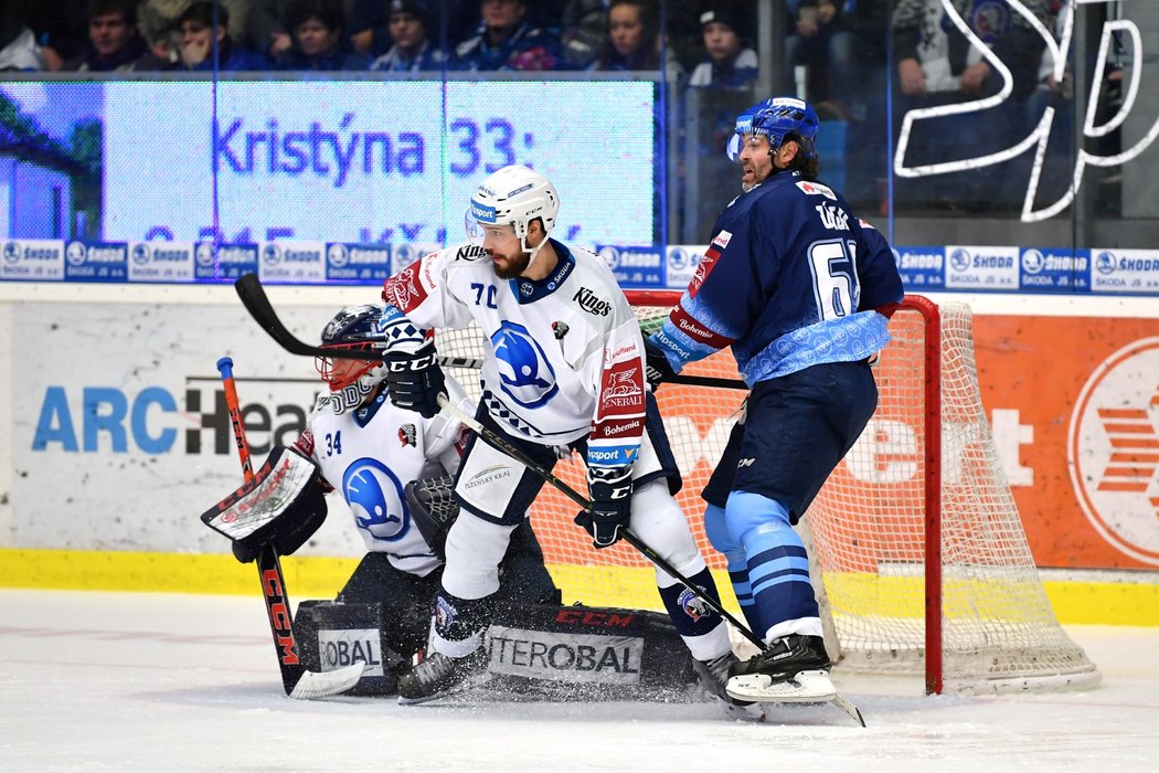 Jaromír Jágr se přes beka Plzně Bohumila Janka cpe do brankoviště Škodovky