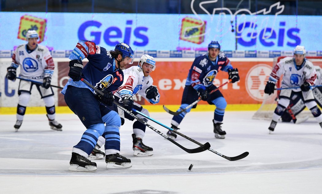 Jaromír Jágr v duelu proti plzeňské Škodovce