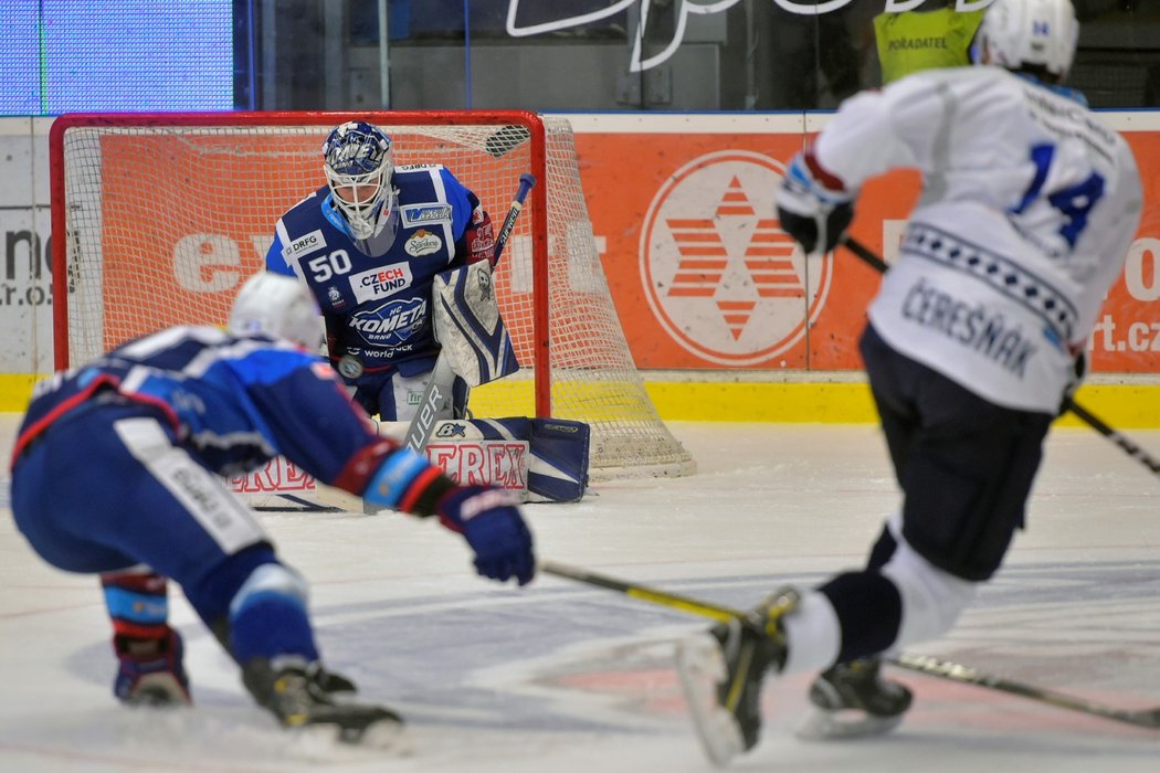 Gólman Komety Karel Vejmelka zasahuje