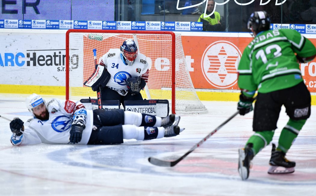 Plzeňský gólman Dominik Frodl musel zasáhnout při střele obránce Marka Hrbase