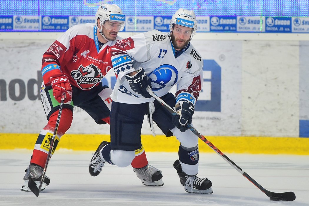 Plzeňský útočník Jan Eberle ujíždí pardubickému bekovi Janu Kolářovi