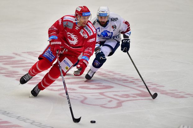 Třinecký Ocelář Wojtek Wolski se snaží ujet s koučem plzeňskému kapitánovi Milanu Gulašovi Třinecký Ocelář Wojtek Wolski se snaží ujet s koučem plzeňskému kapitánovi Milanu Gulašovi