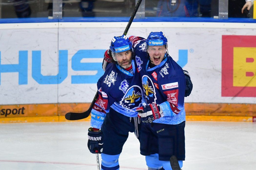 Jaromír Jágr s parťákem Petrem Vampolou slaví vstřelenou branku.