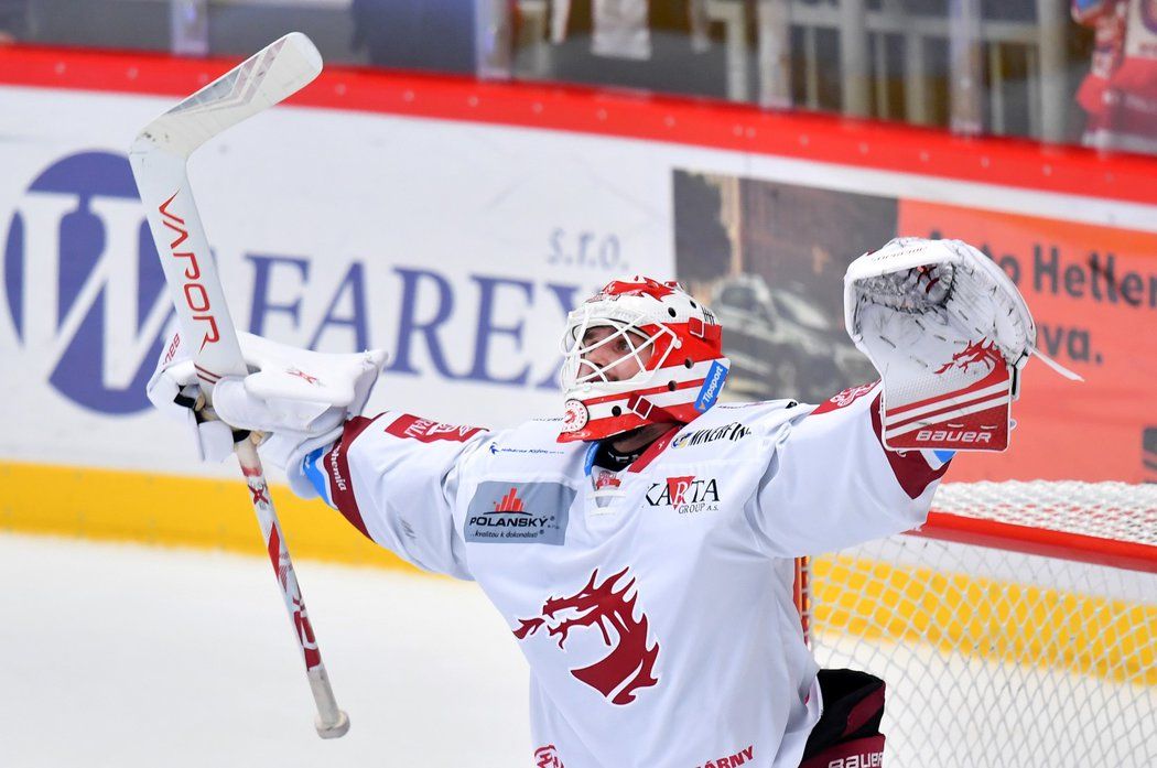 Třinecký gólman Patrik Bartošák oslavuje první vychytanou výhru v dresu Ocelářů