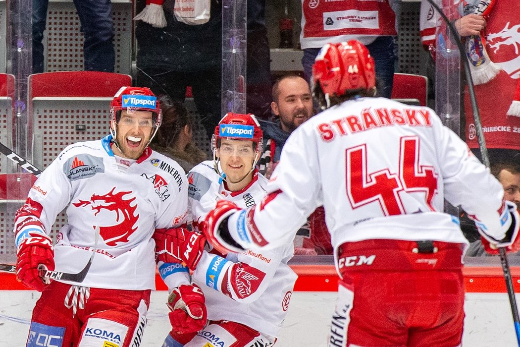 Bratři Michal a Ondřej Kovařčíkovi oslavují vstřelenou branku