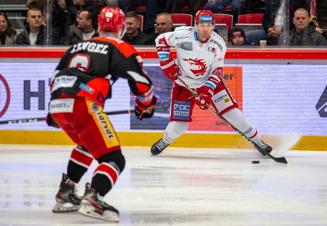 Třinecký útočník Wojtek Wolski v zápase proti Hradci Králové