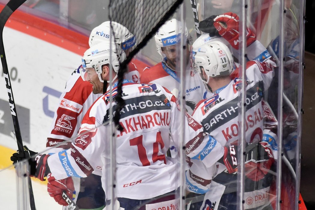 Pardubičtí hokejisté oslavují vstřelenou branku