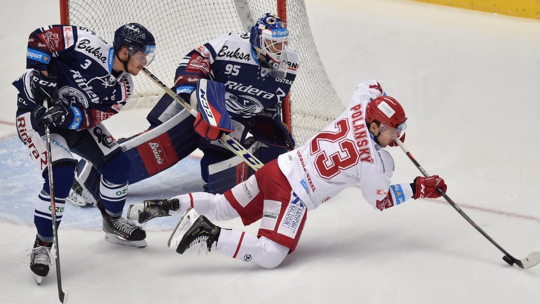 Třinecký útočník Jiří Polanský padá k ledu po nedotažené šanci proti vítkovickému brankáři Miroslavu Svobodovi