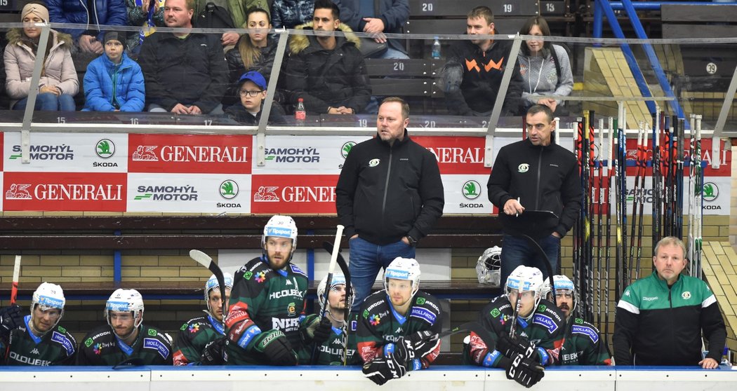 Trenér Karlových Varů Martin Pešout (uprostřed) vede Energii ke stropu tabulky