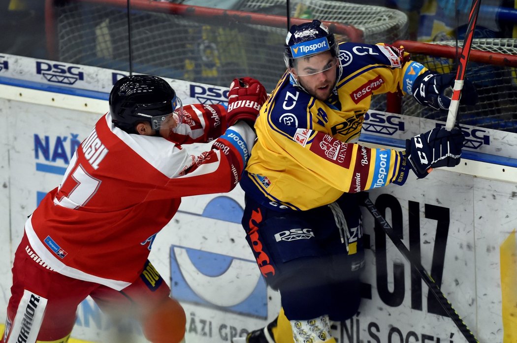 Olomoucký útočník Pavel Musil naráží na mantinel Jakuba Hermana ze Zlína