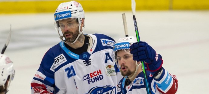 Hokejisté Komety Brno se radují z gólu útočníka Jakuba Klepiše (uprostřed)