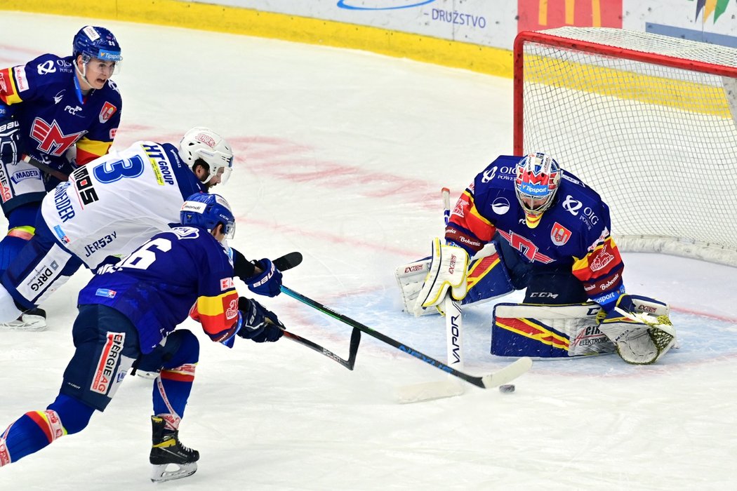 Útočník Komety Peter Schneider v šanci proti brankáři Českých Budějovic Janu Strmeňovi