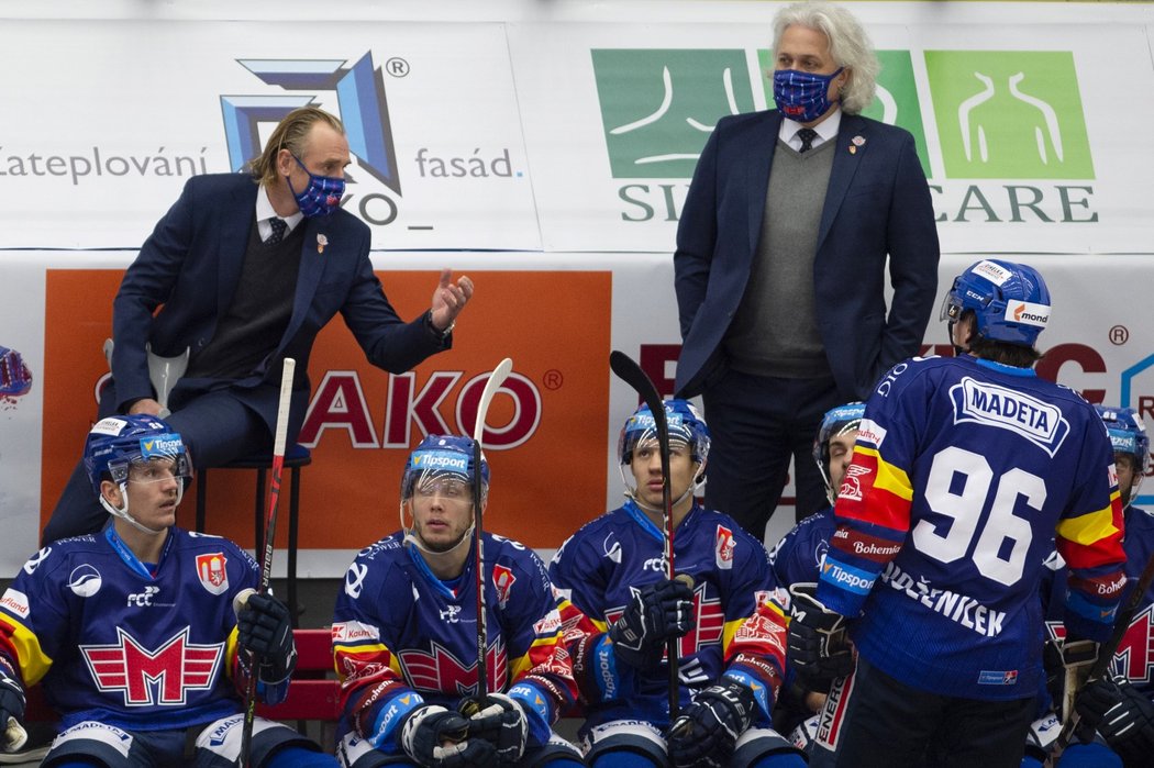 Trenér Českých Budějovic Václav Prospal (vlevo) domlouvá svým svěřencům