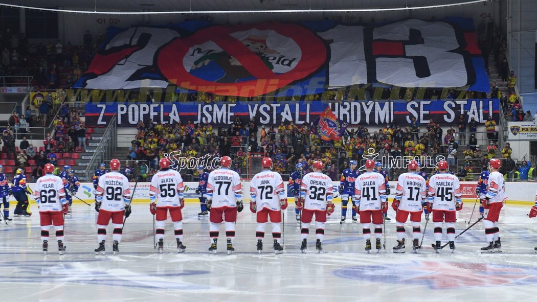 Choreo fanoušků Motoru připomínající sedm let staré stěhování extraligy z Českých Budějovic do Hradce Králové