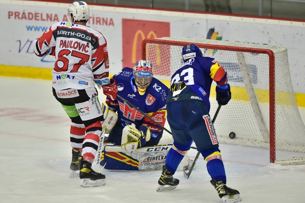 Českobudějovický gólman Jan Strmeň inkasuje branku