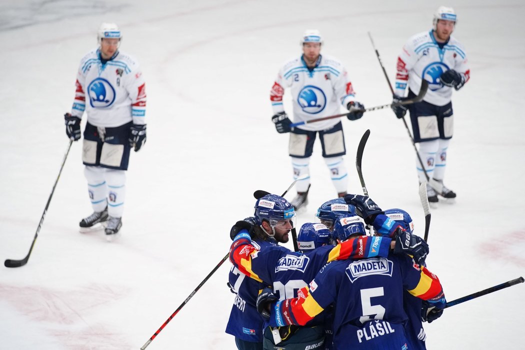 Českobudějovičtí hokejisté se radují z gólu proti Plzni