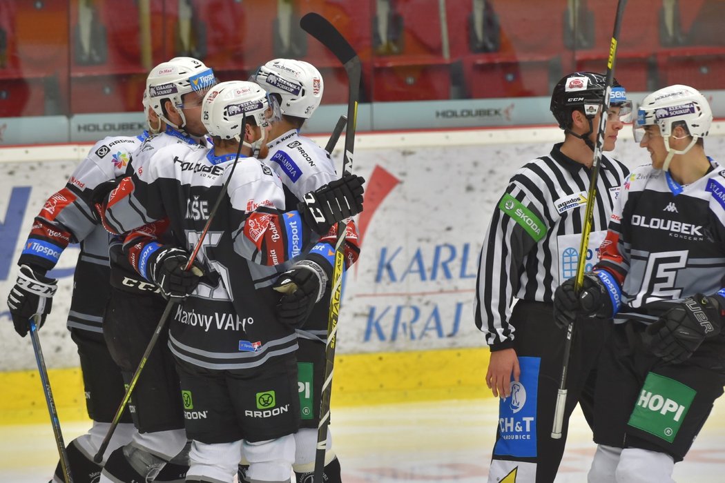 Karlovarští hokejisté se radují ze vstřelené branky
