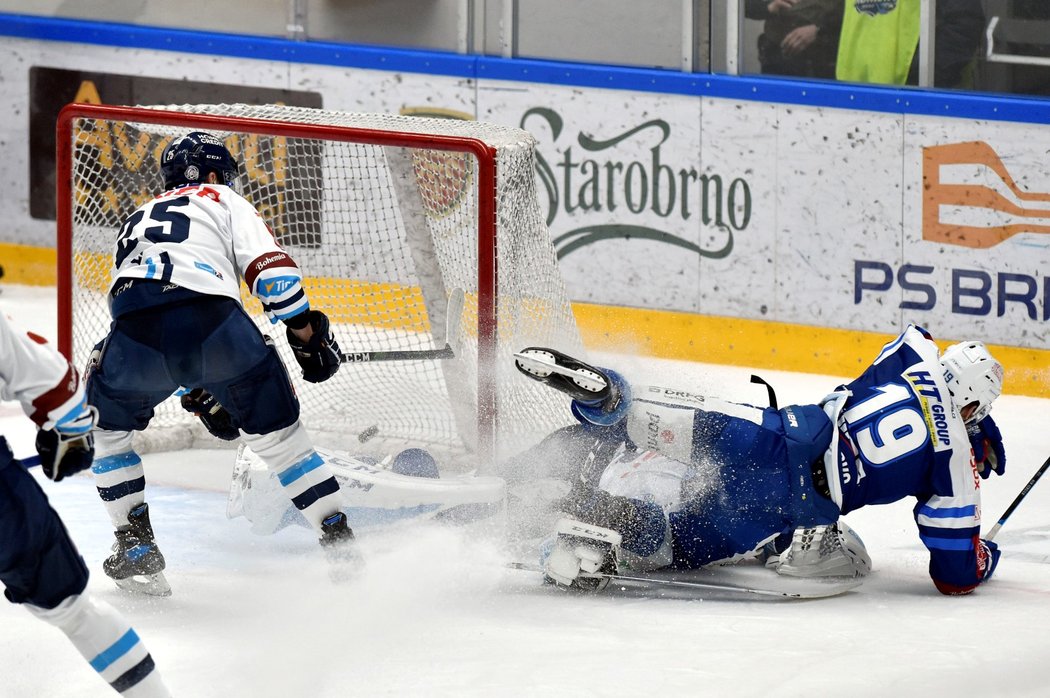 Útočník Komety Silvester Kusko překonává libereckou defenzivu