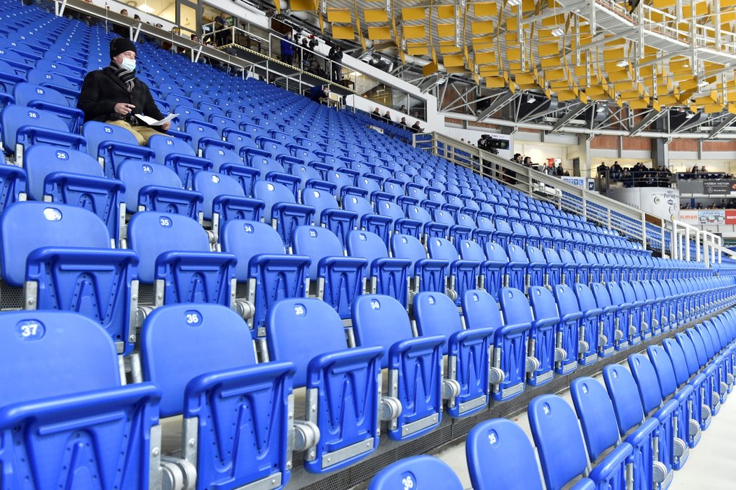 Prázdné tribuny na stadionu brněnské Komety