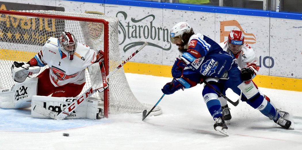 Americký snajpr Peter Mueller z Komety krouží kolem branky Štěpána Lukeše