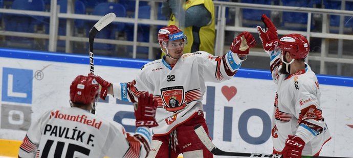 Hradečtí hokejisté se radují z gólu útočníka Jakuba Orsavy (uprostřed)