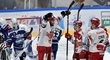 Hradečtí hokejisté se radují z gólu do branky Komety