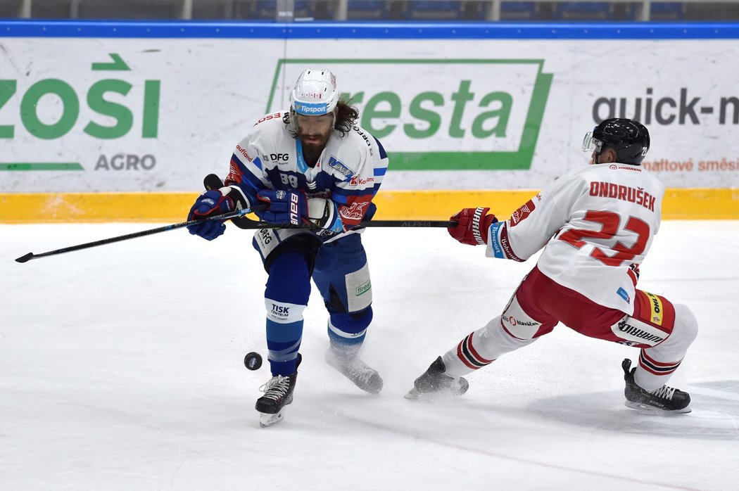 Americký střelec Peter Mueller z Komety v zápase proti Olomouci