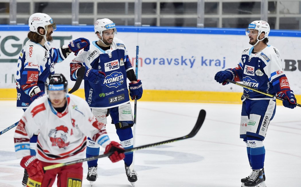 Zápas Komety proti Olomouci jednoznačně patřil zahraničním střelcům Peterovi Schneiderovi (uprostřed) a Peterovi Muellerovi (vlevo)