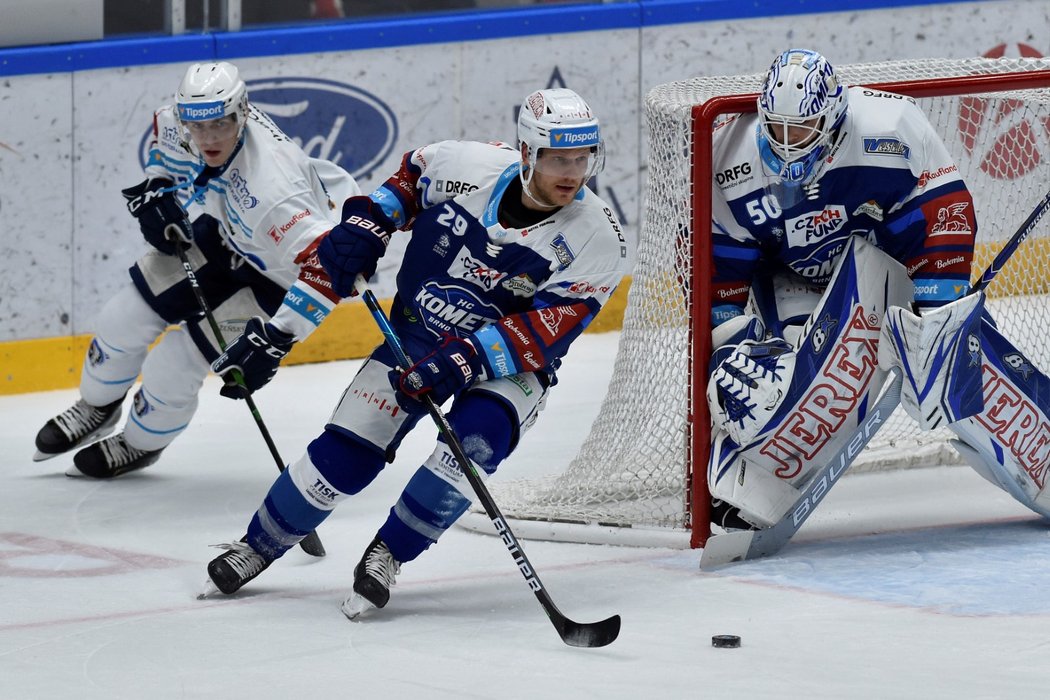 Obránce Komety Ralfs Freibergs krouží kolem domácí branky