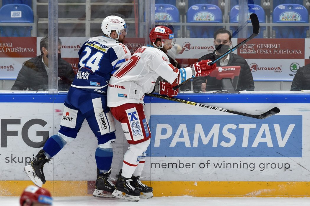 Třinecký kanonýr Martin Růžička v souboji s obráncem Komety Michalem Gulašim