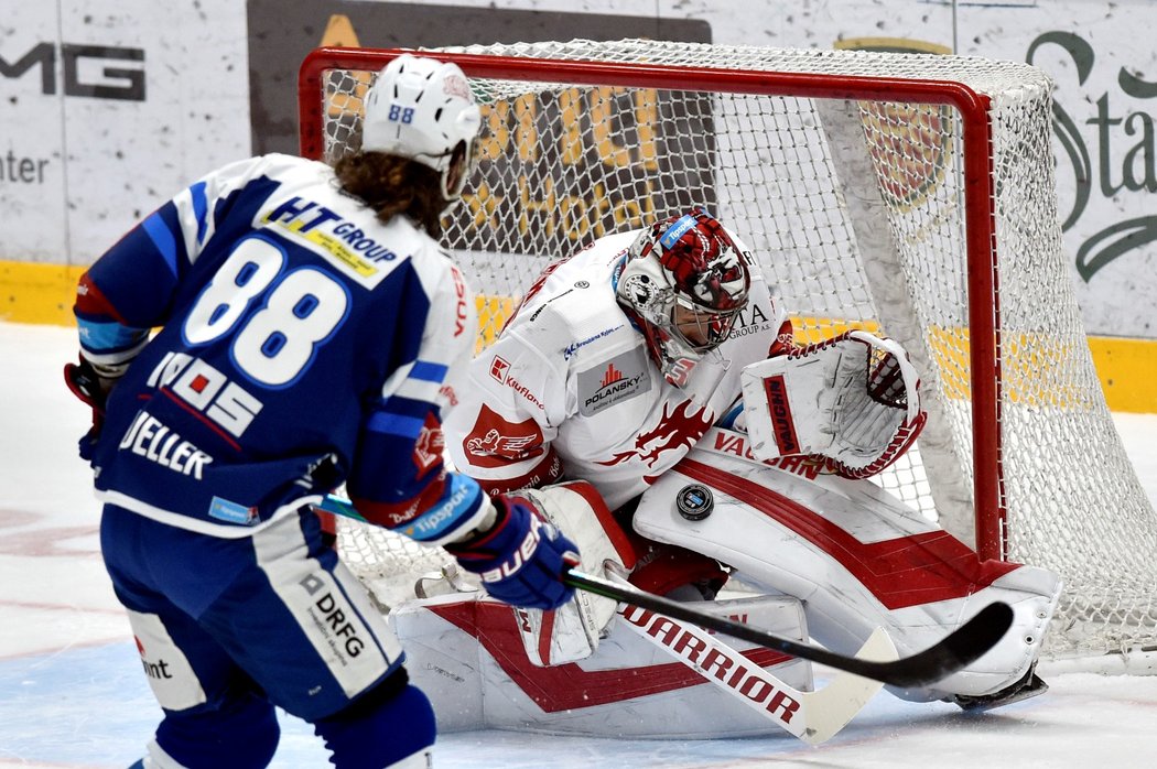 Třinecký gólman Jakub Štěpánek likviduje střelu Petera Muellera z Komety