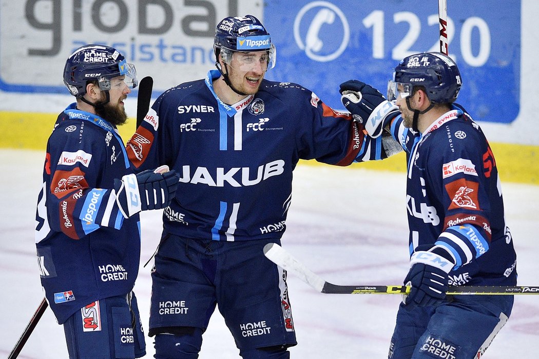 Liberečtí hokejisté se radují z gólu útočníka Jaroslava Vlacha (uprostřed)