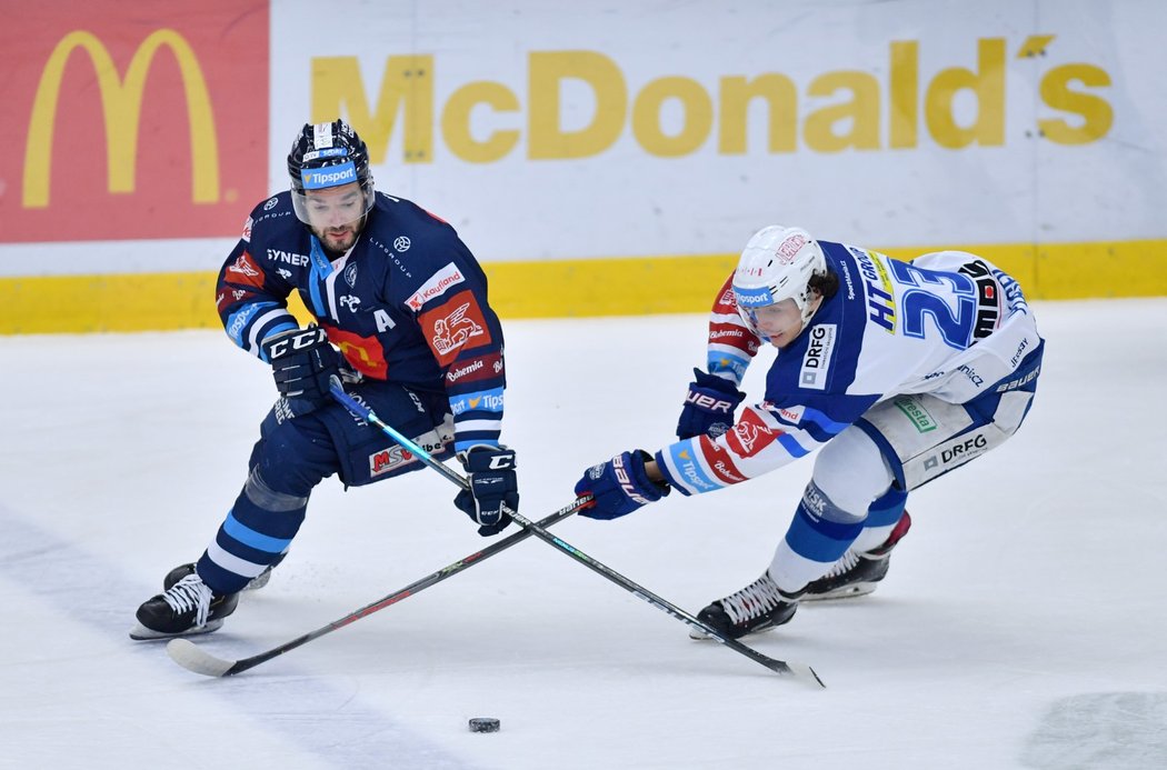 Liberecký útočník Michal Birner v souboji s Karlem Pláškem z Komety Brno