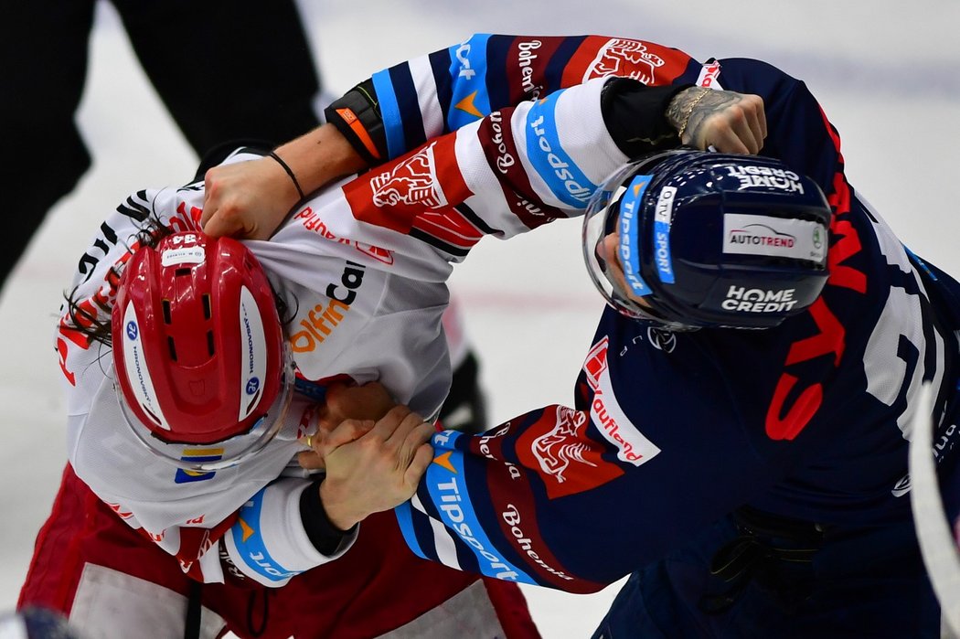 Hradecký forvard Kevin Klíma se serval s libereckým Bílým Tygrem Radanem Lencem