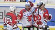 Pardubičtí hokejisté se radují z gólu Vladimíra Svačiny (uprostřed)