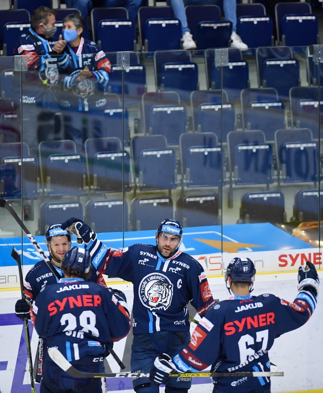 Liberecký kapitán Petr jelínek (uprostřed) slaví s parťáky vstřelený gól