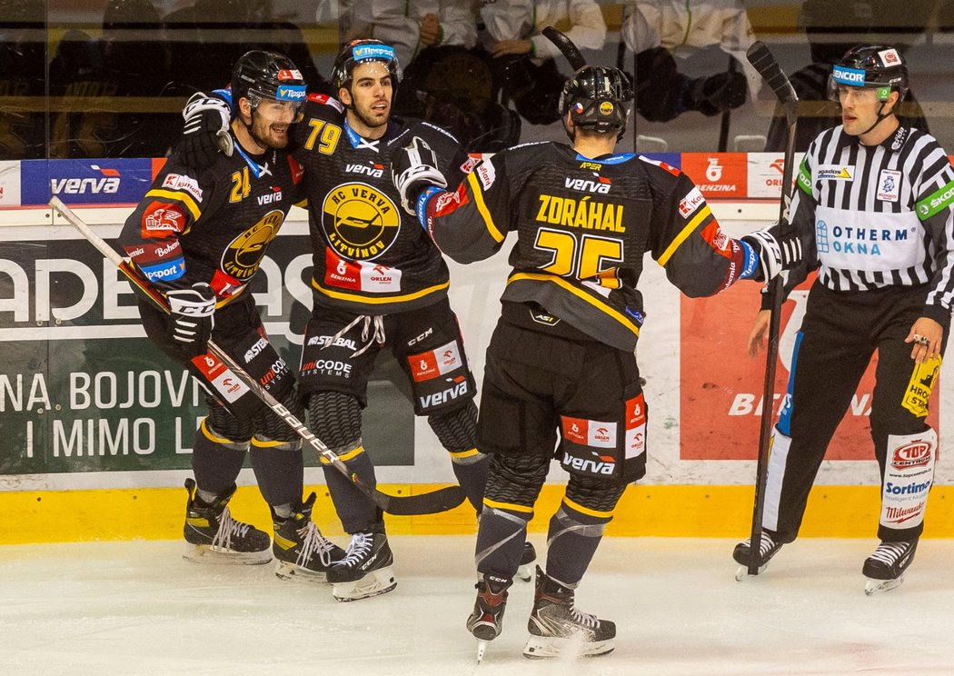Litvínovští hokejisté se radují z gólu útočníka Martina Hanzla (uprostřed)