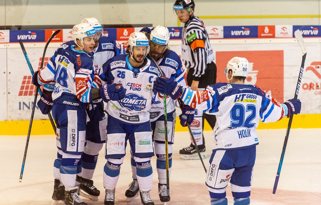 Hokejisté Komety Brno se radují z gólu kapitána Martina Zaťoviče (uprostřed)