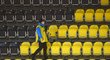 Strmé tribuny litvínovského stadionu zely prázdnotou