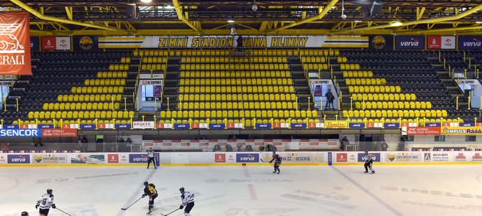 Pohled na prázdné tribuny zimního stadionu Ivana Hlinky