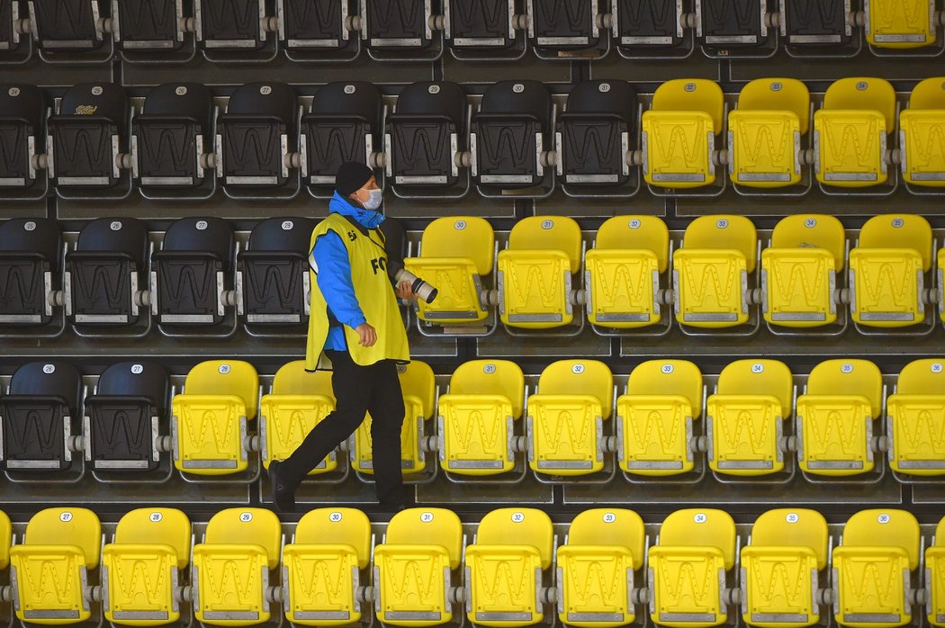 Strmé tribuny litvínovského stadionu zely prázdnotou