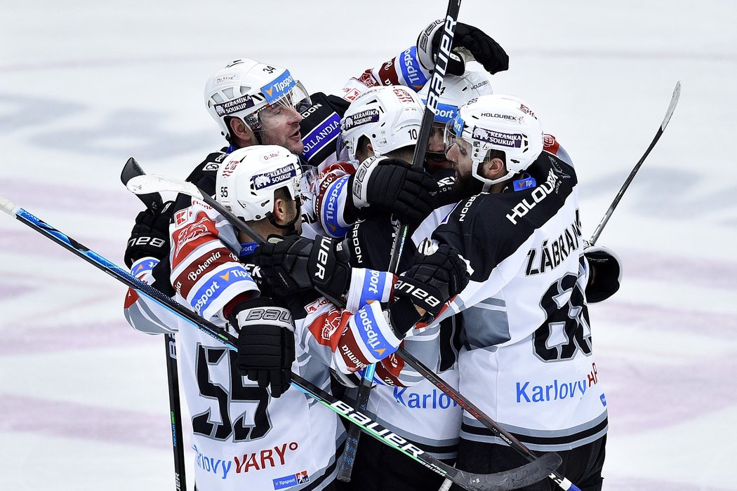 Karlovarští hokejisté se radují z gólu kapitána Václava Skuhravého (vlevo nahoře)