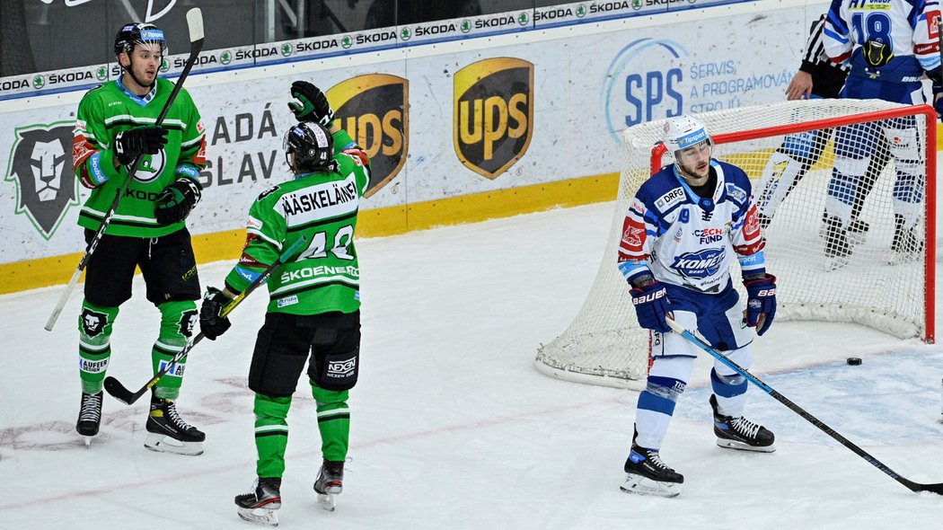 Hokejisté Mladé Boleslavi se radují z gólu Radima Zohorny (vlevo)
