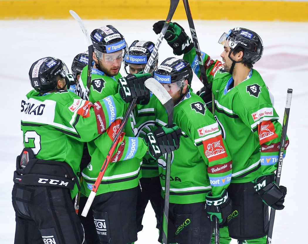 Hokejisté Mladé Boleslavi se radují z gólu Radima Zohorny (vlevo uprostřed)