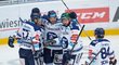 Vítkovičtí hokejisté se radují z gólu útočník Dominika Lakatoše (v hloučku uprostřed)