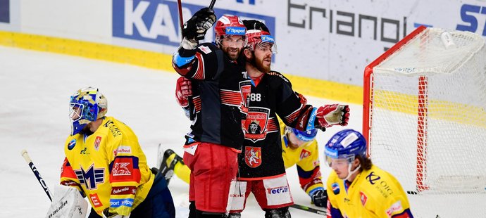 Hradečtí hokejisté Radek Smoleňák (vlevo uprostřed) a Jakub Sklenář se radují z gólu