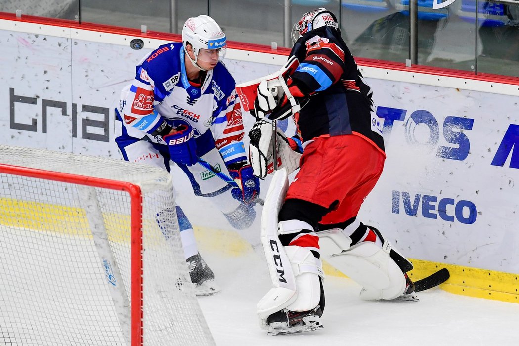 Brankář Mountfieldu HK Štěpánovi Lukešovi vrazil do cesty brněnský útočník Daniel Rákos