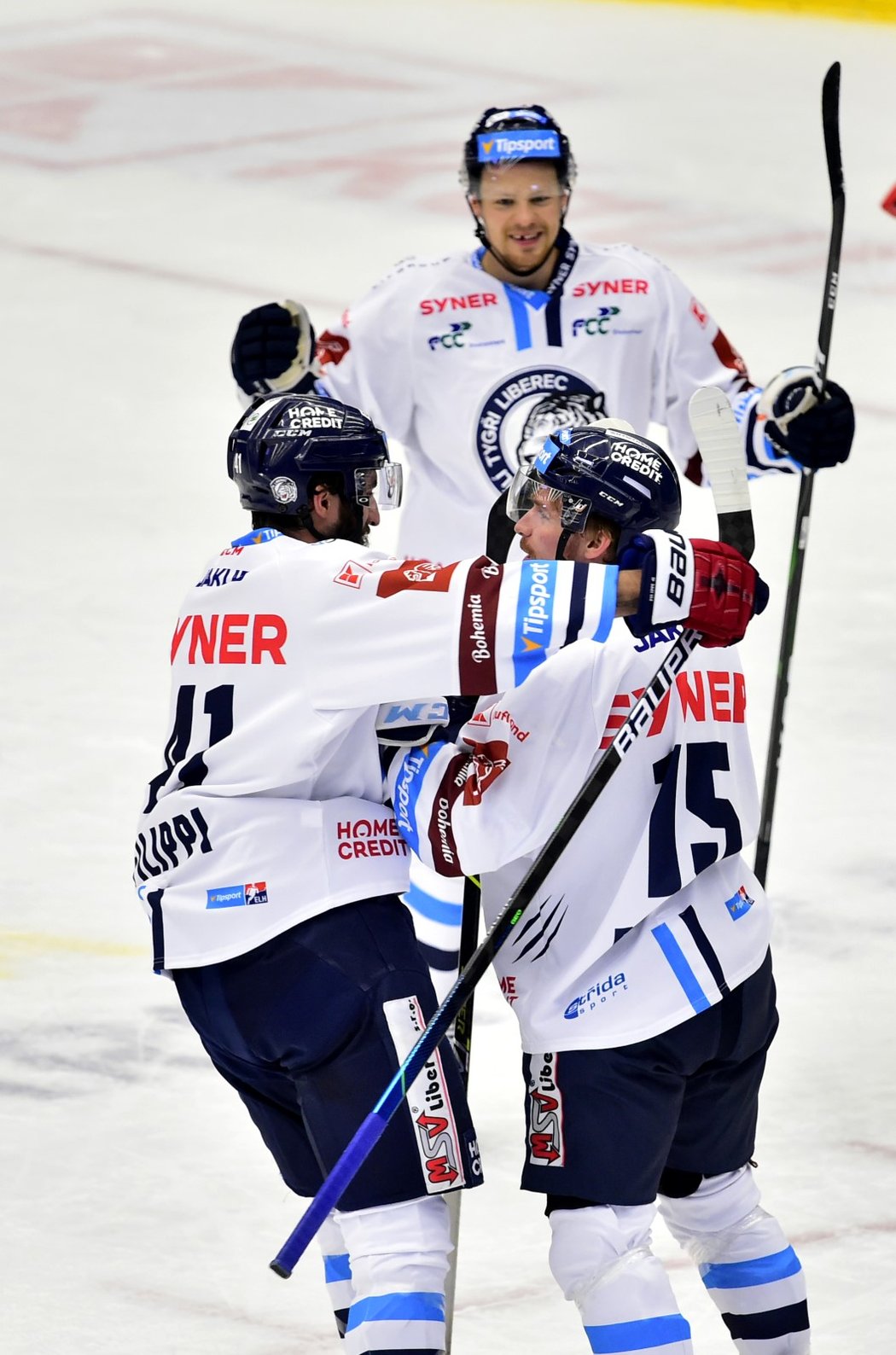 Liberečtí hokejisté se radují z gólu Jiřího Průžka (vpravo dole)
