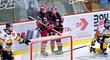 Hradečtí hokejisté se radují z gólu za bránou Litvínova